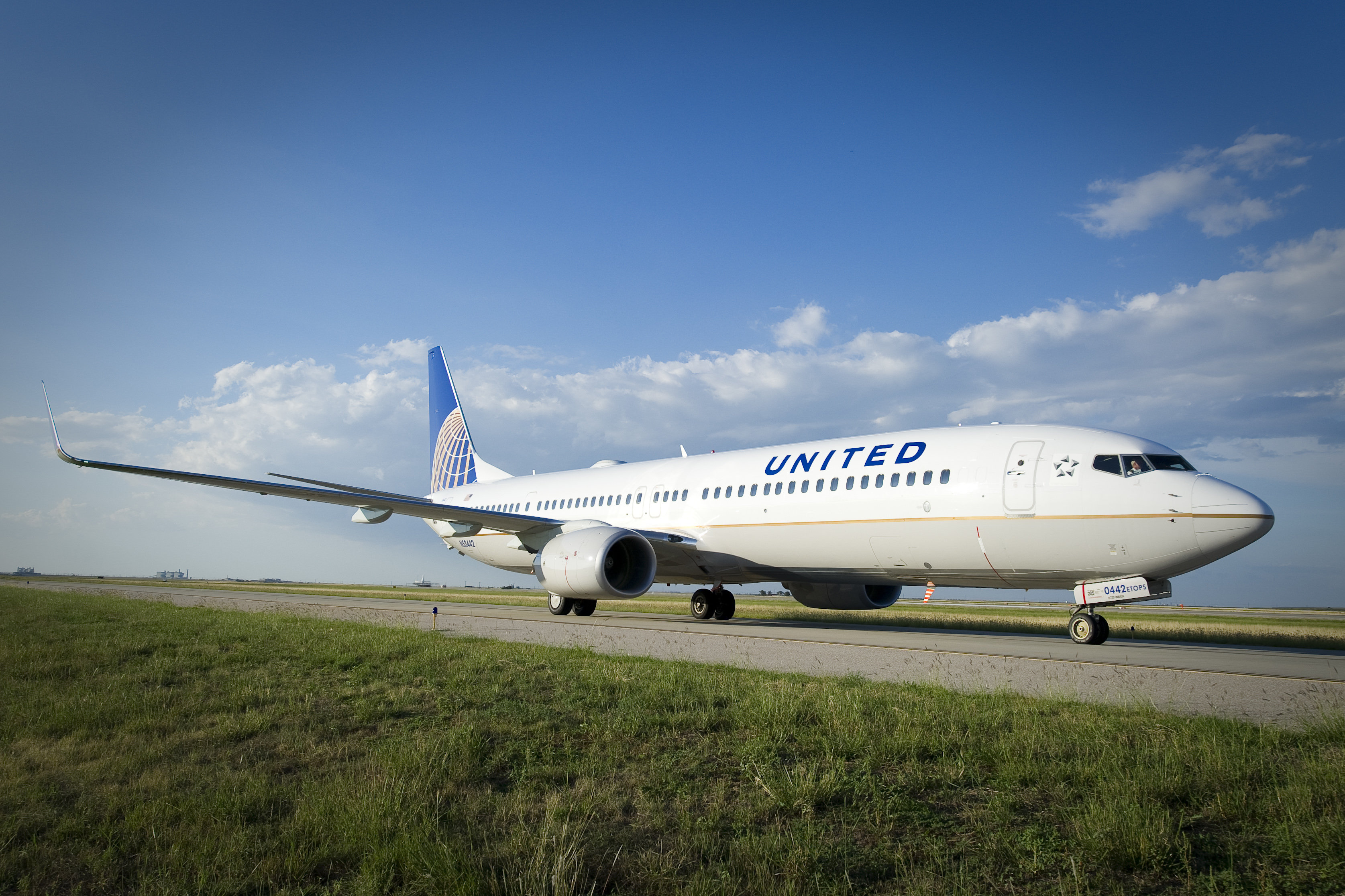 UAL 737 taxing source UAL