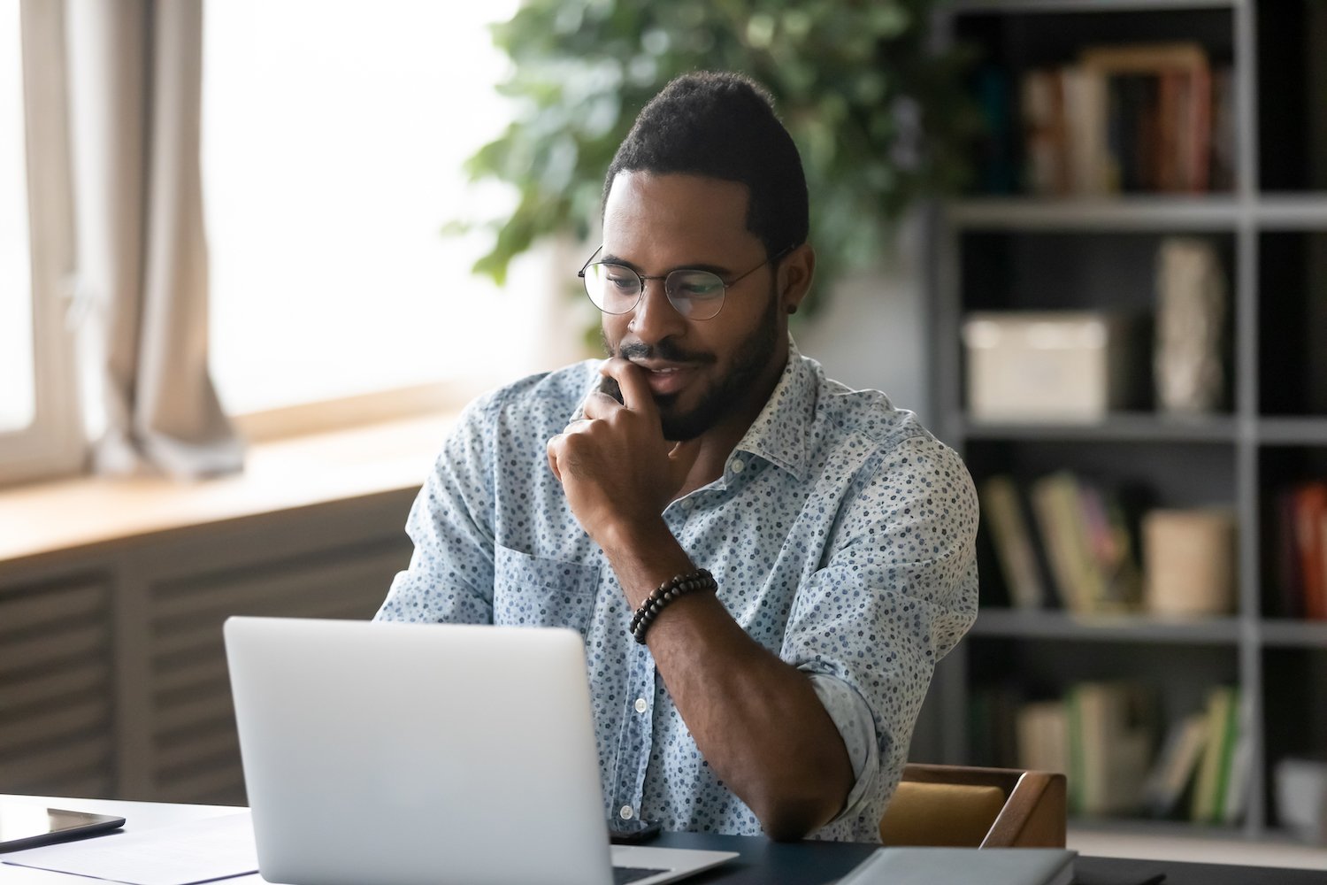 person looks at information on a computer