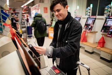 Person paying with a credit card at a machine