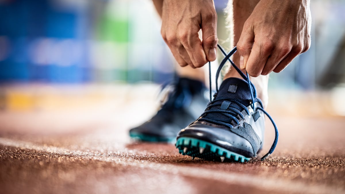 sneakers_sneaker_tying_shoelaces_nke_nike_stock