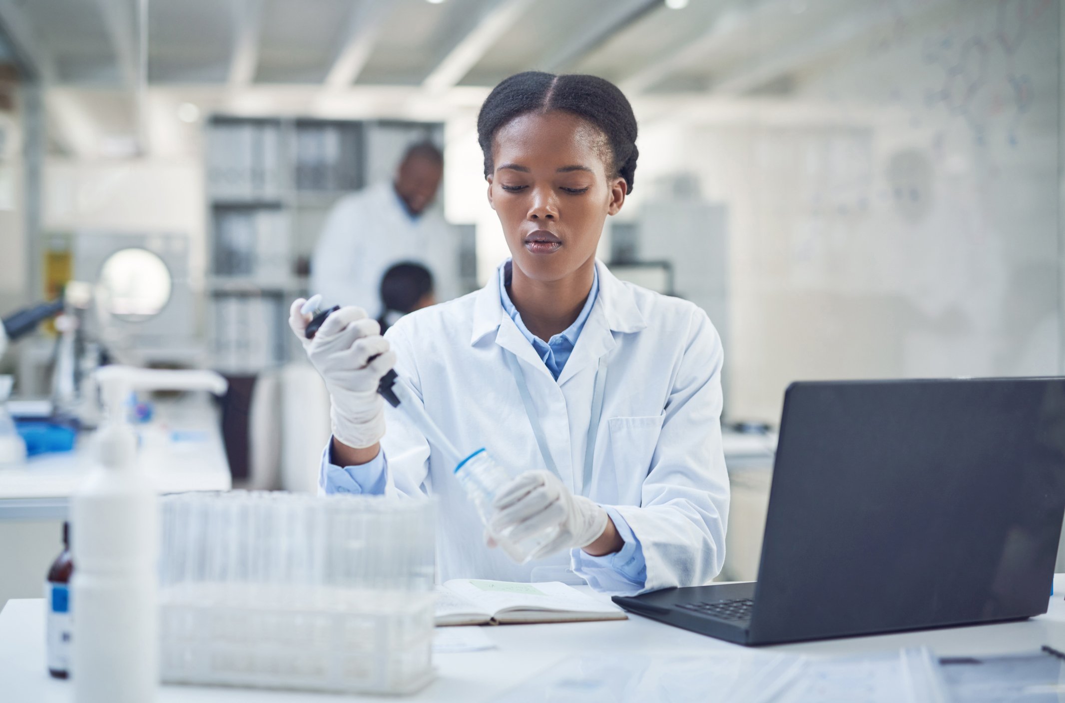 GettyImages-researcher works in lab_computer