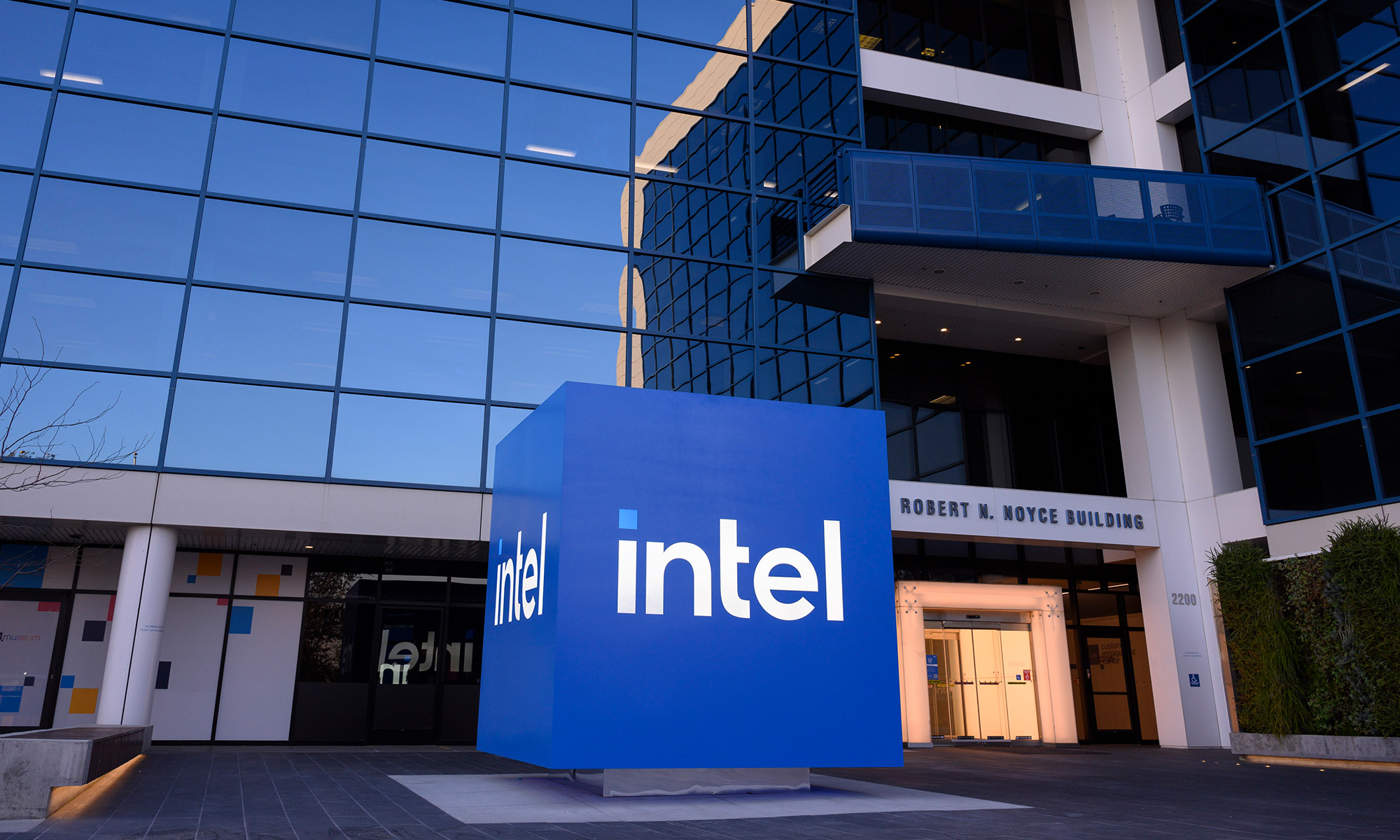 intel cube statue with intel logo_Intel