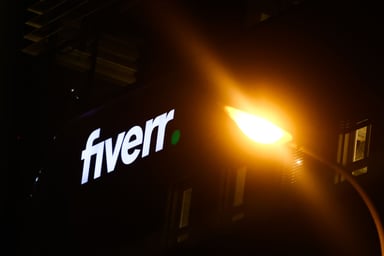 Fiverr_Logo_on_building_FVRR