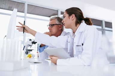 GettyImages-scientists in lab02