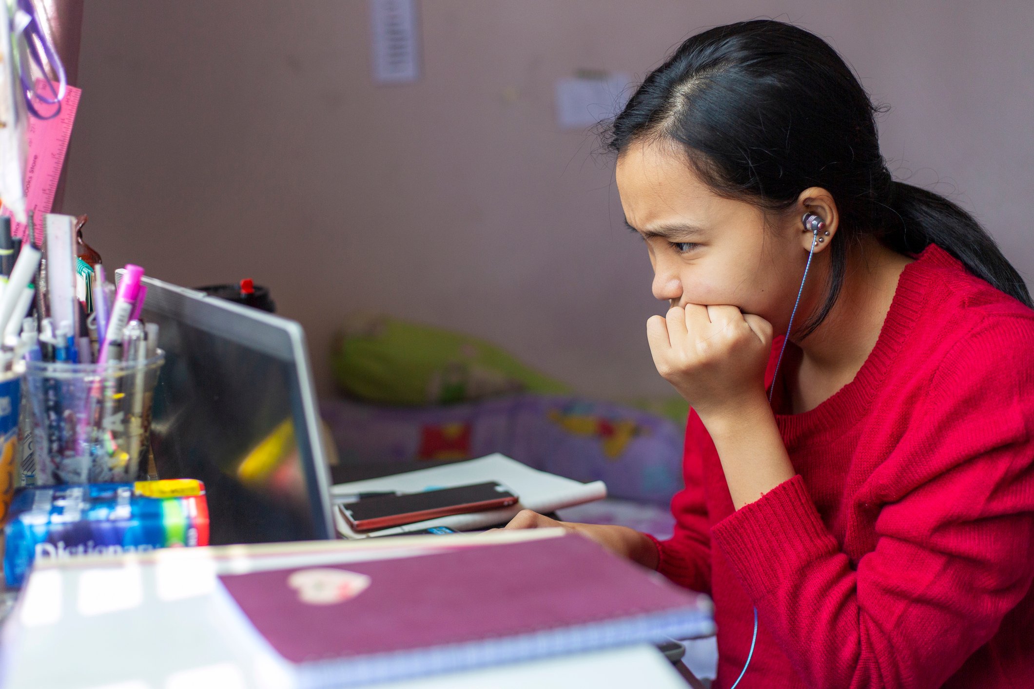Person looking unhappily at a laptop PC