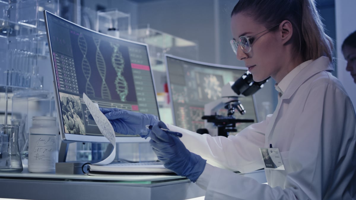 doctor strudies dna in a lab.