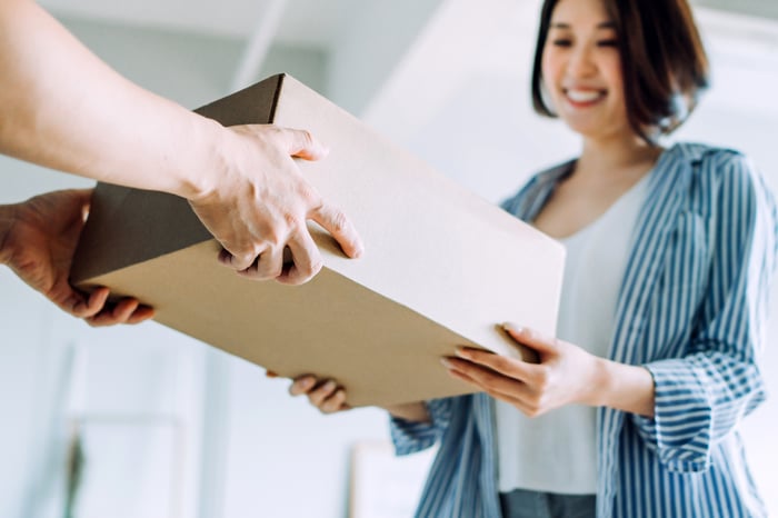 A consumer receives a parcel.