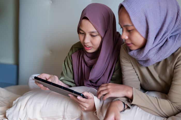 Friends hanging out while using social media.