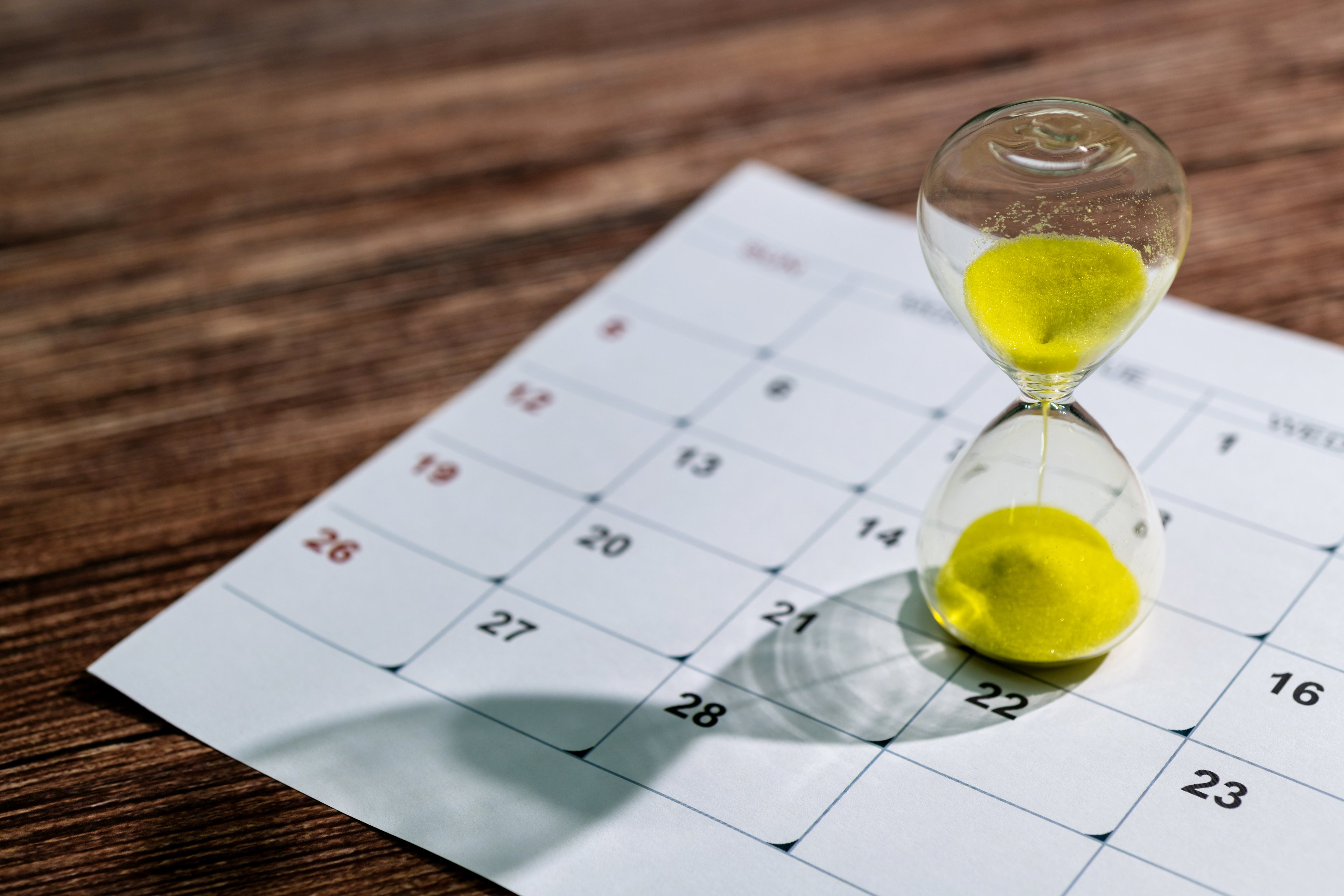 Calendar with hourglass.