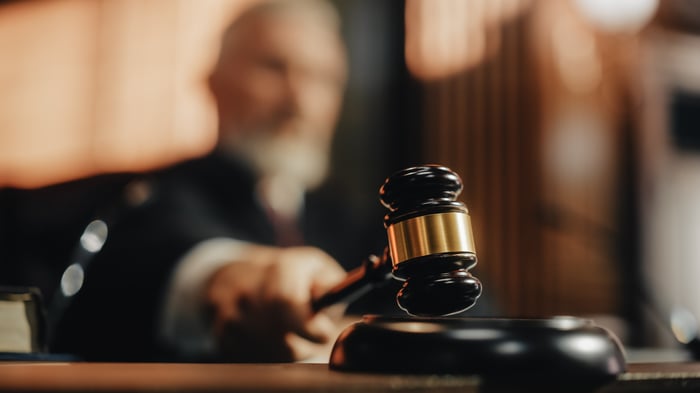 Judge banging gavel in court.