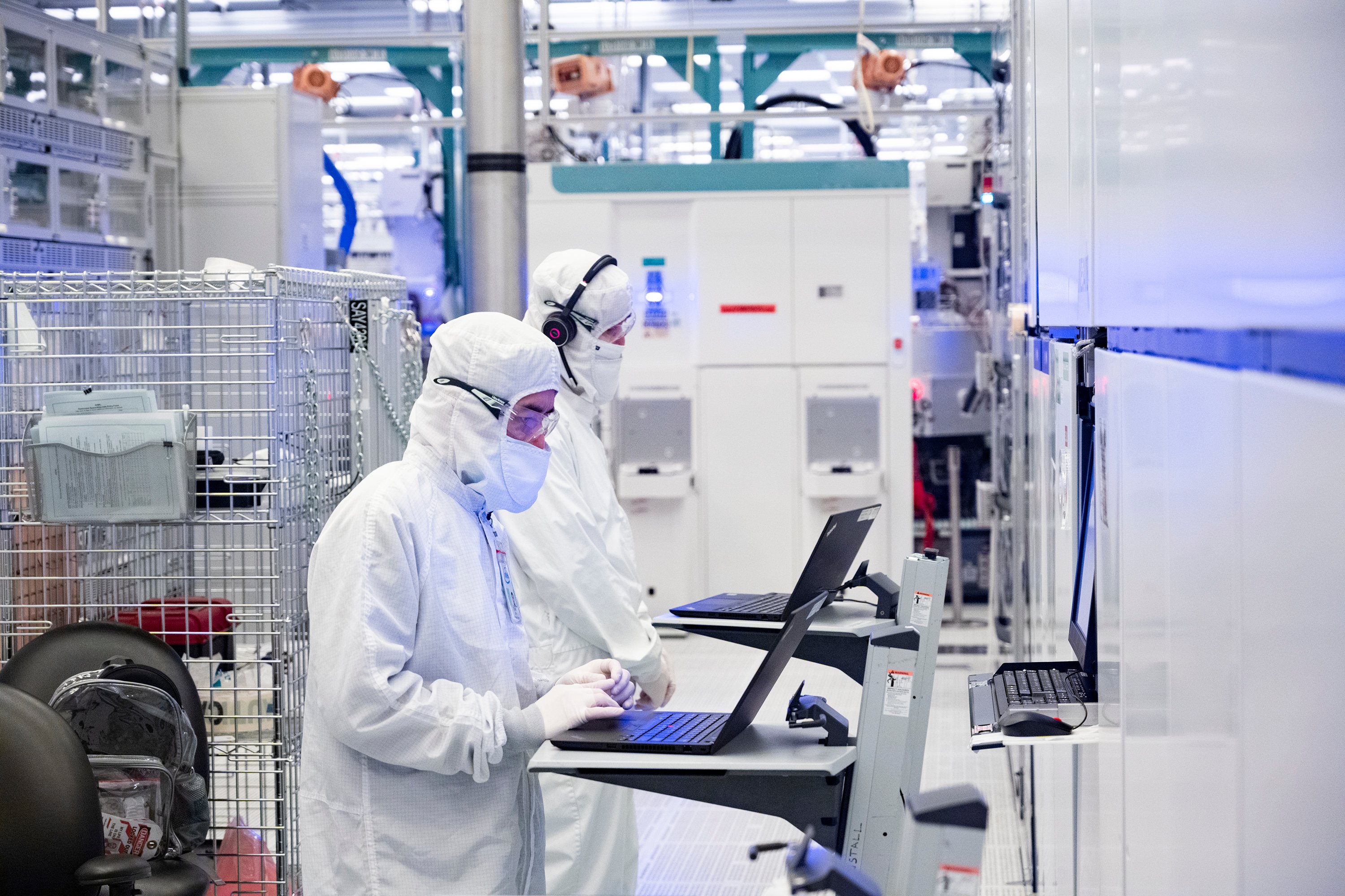 Intel-lab-technicians