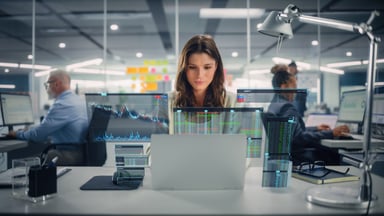woman investing laptop