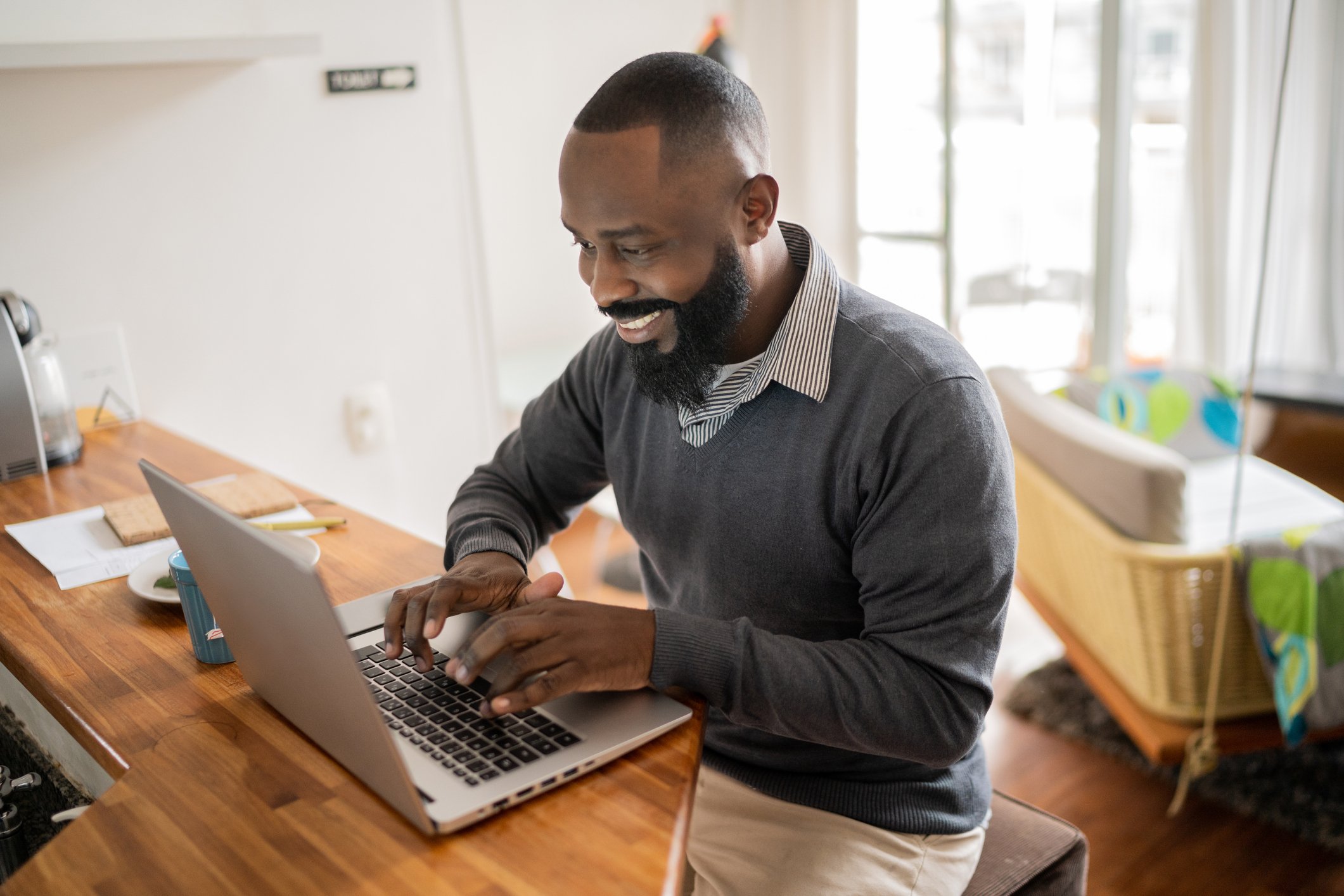 Man 30s laptop GettyImages-1337451732
