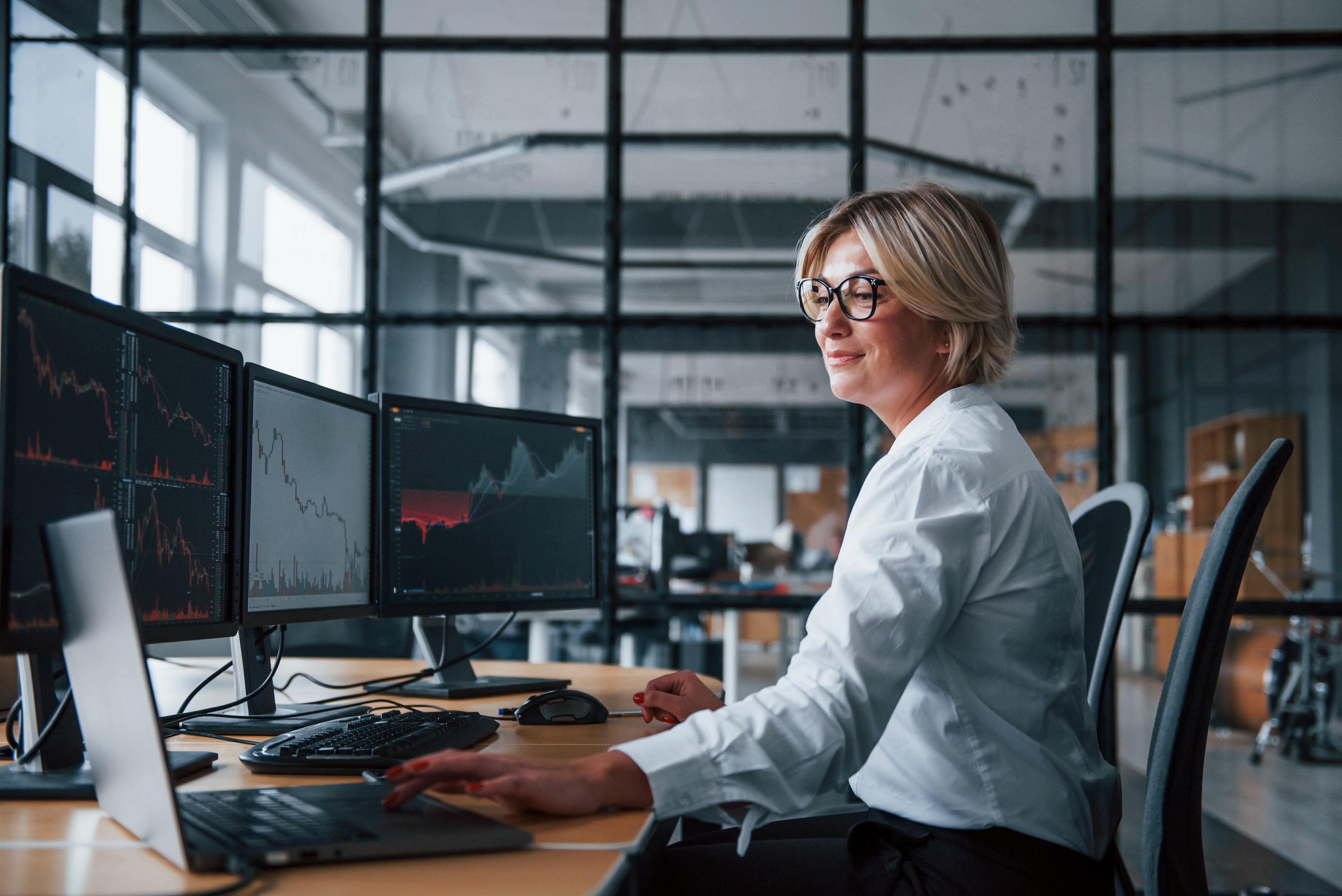 investor trading stock broker woman