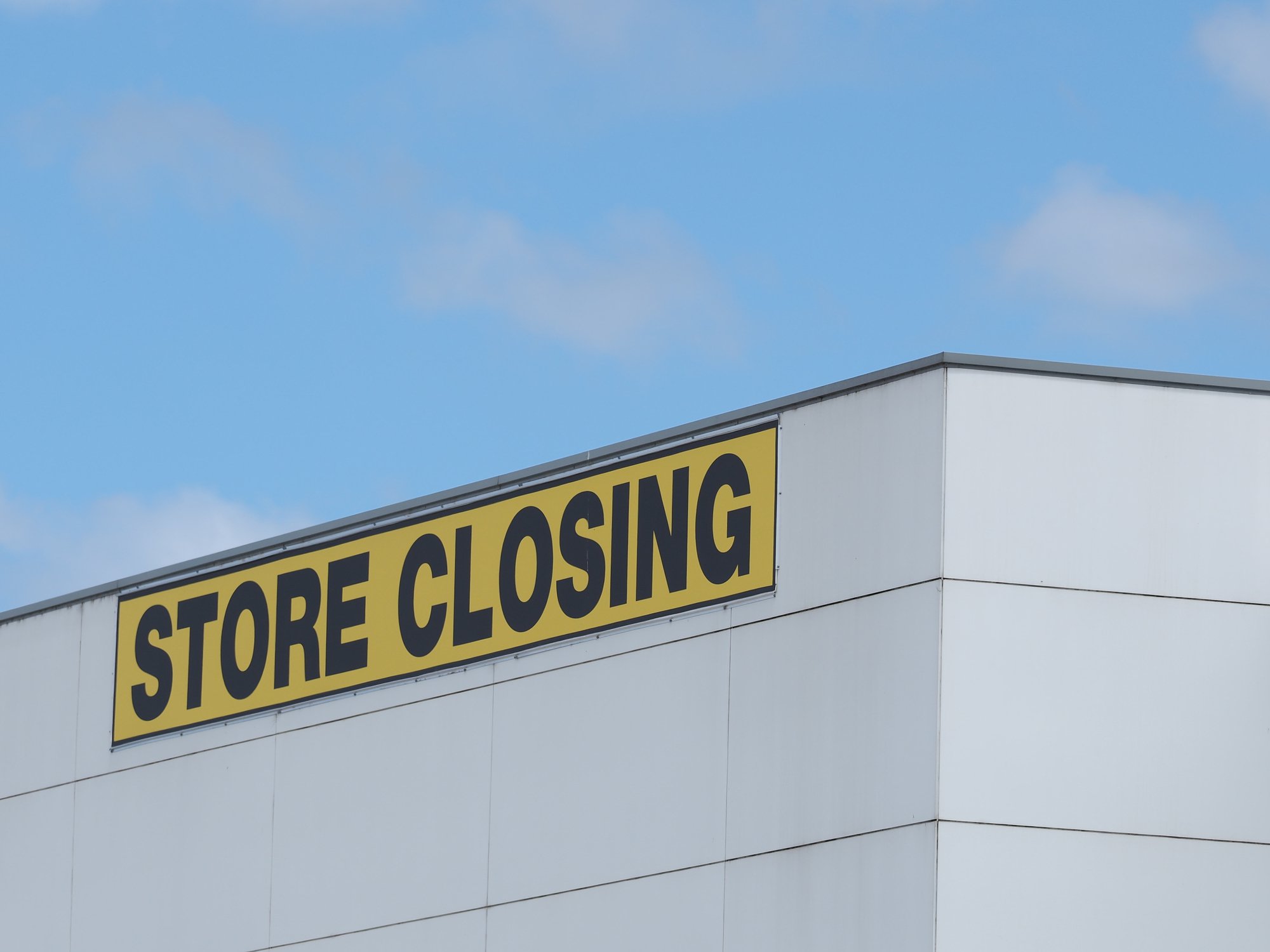 store closing banner on building