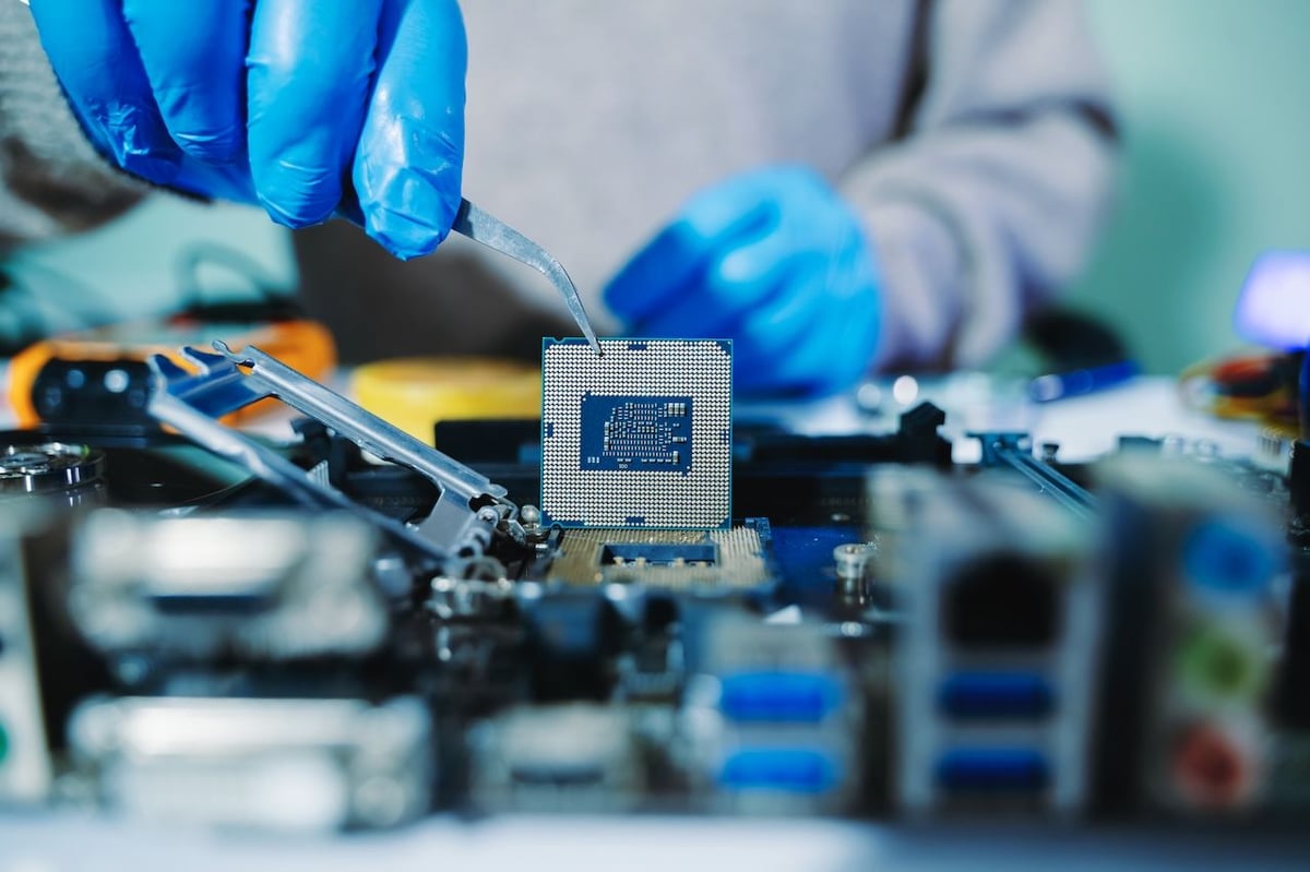 ASML vs. Dell Technologies: Which Tech Stock Is a Better Buy in 2026?
