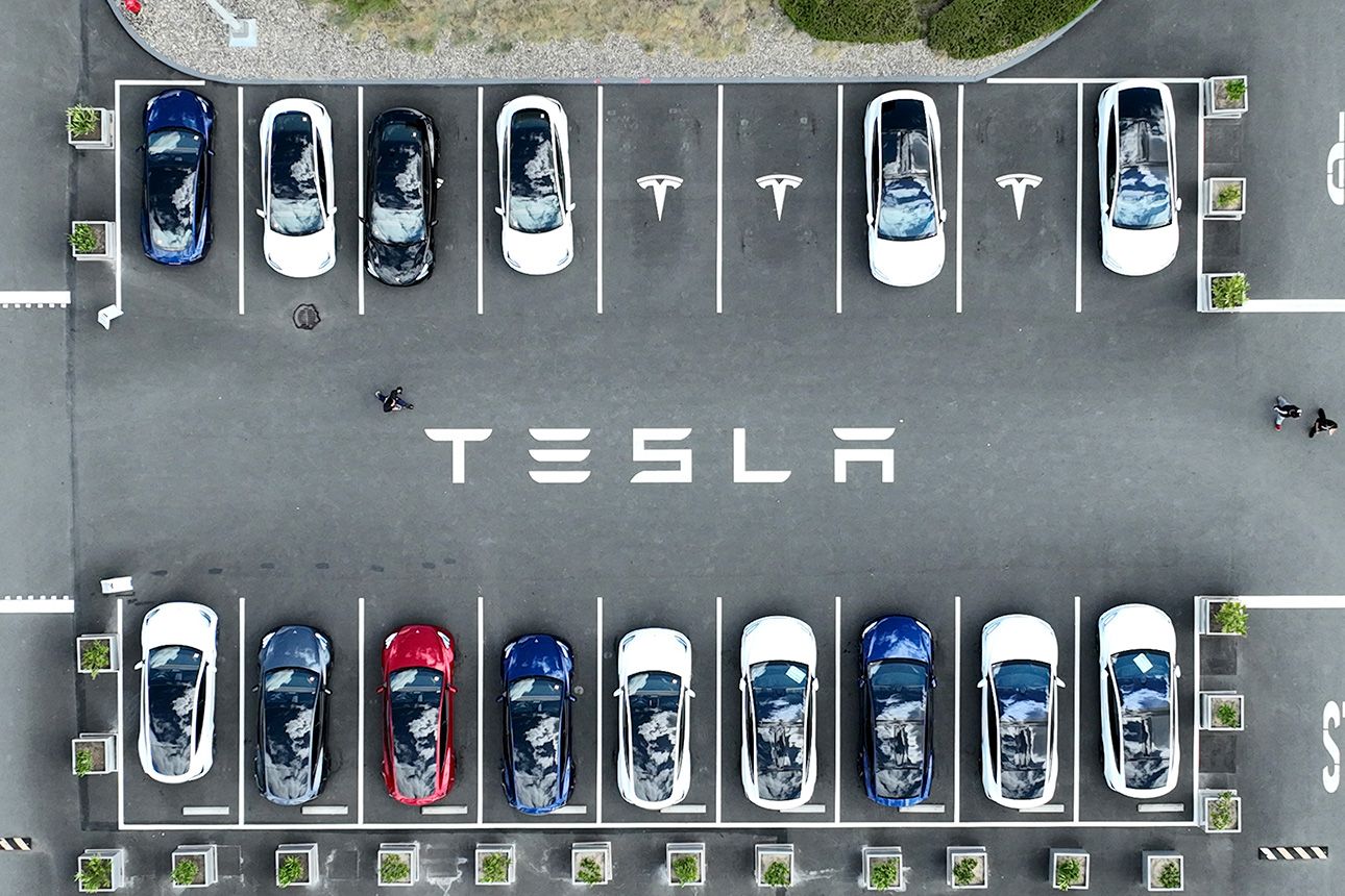 Tesla_lot_aerial_view_Tesla_Inc_imageSource_Getty_Images_120.jpg