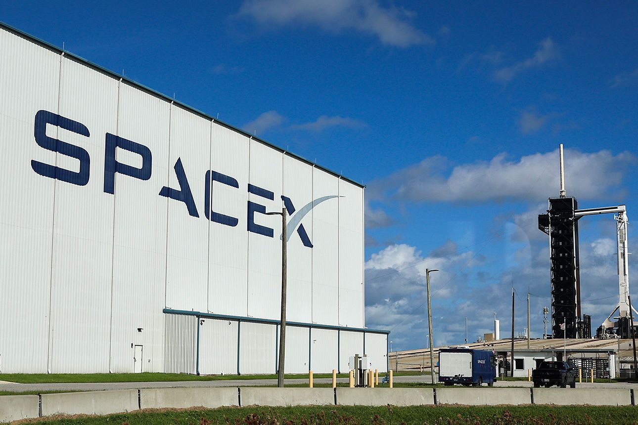 SpaceX_hangar_exterior_Space_Exploration_Technologies_Corp_imageSource_Getty_Images_338.jpg