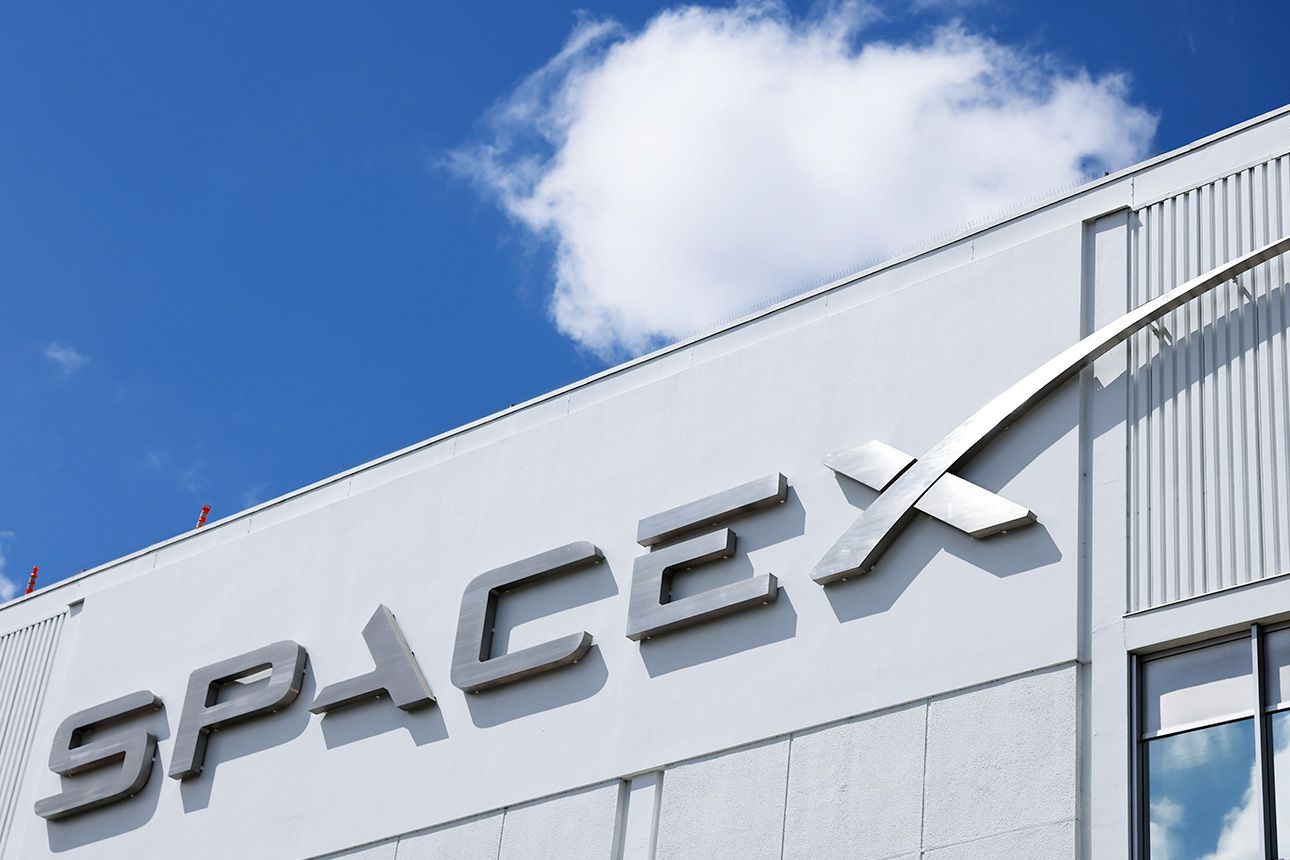 SpaceX_headquarters_signage_Space_Exploration_Technologies_Corp_imageSource_Getty_Images_344.jpg