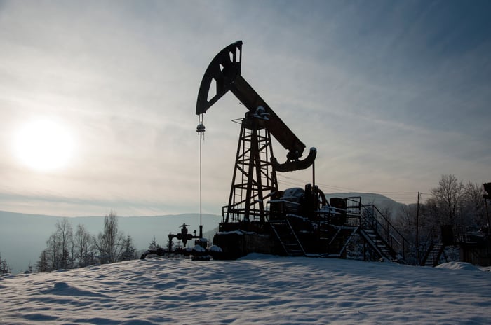 Oil pump in the winter snow. 