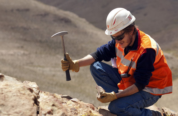 17_03_09 Silver Standard Resources employee with a pick axe_SSRI