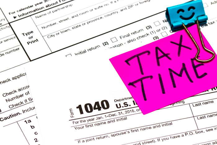 Pink post-it on a 1040 tax return form, says "Tax Time"