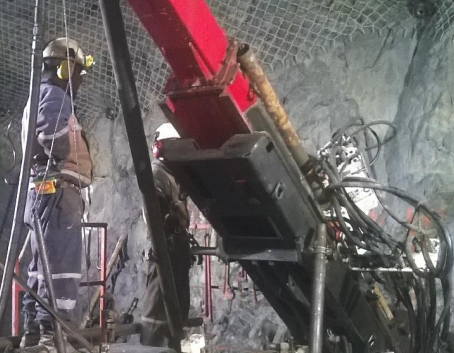 17_04_19 Silver Standard Resources employee in a mine_SSRI