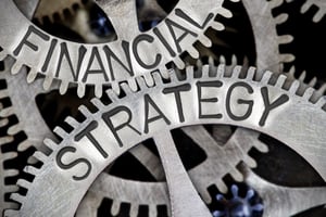 Foto macro del meccanismo della ruota dentata con le lettere FINANCIAL STRATEGY impresse sulla superficie metallica