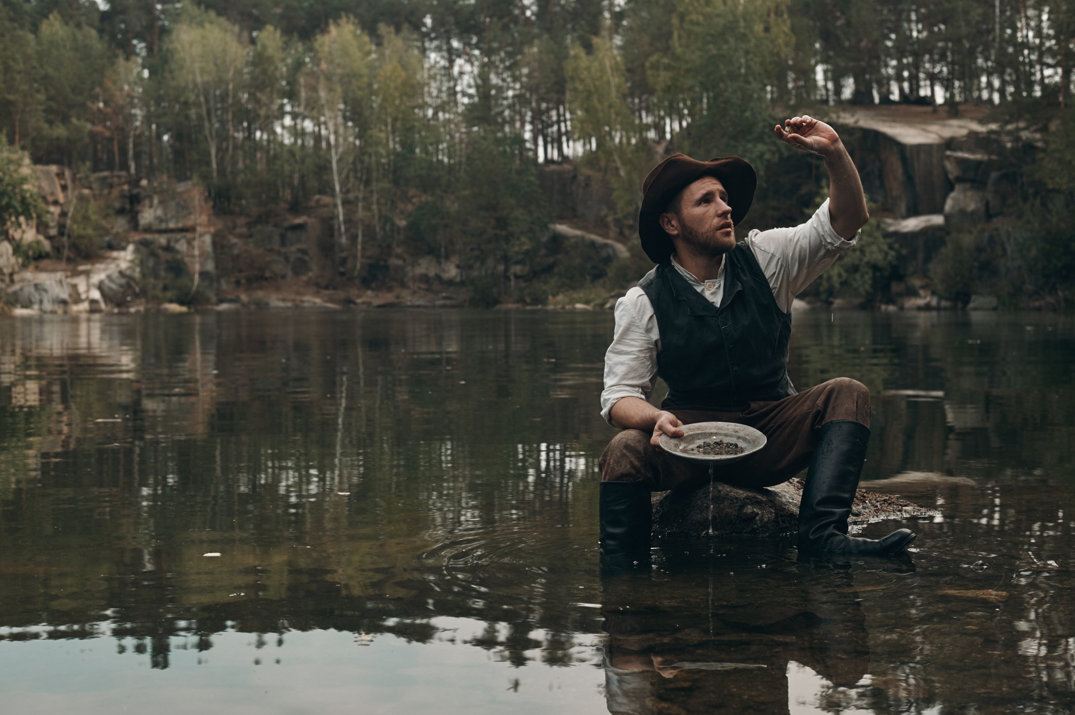 17_07_17 gold miner panning for gold_GettyImages-507516656