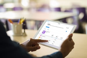 Una persona sosteniendo un iPad.