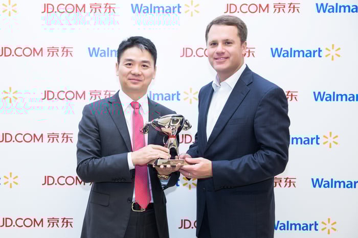 Richard Liu and Walmart CEO Doug McMillon.