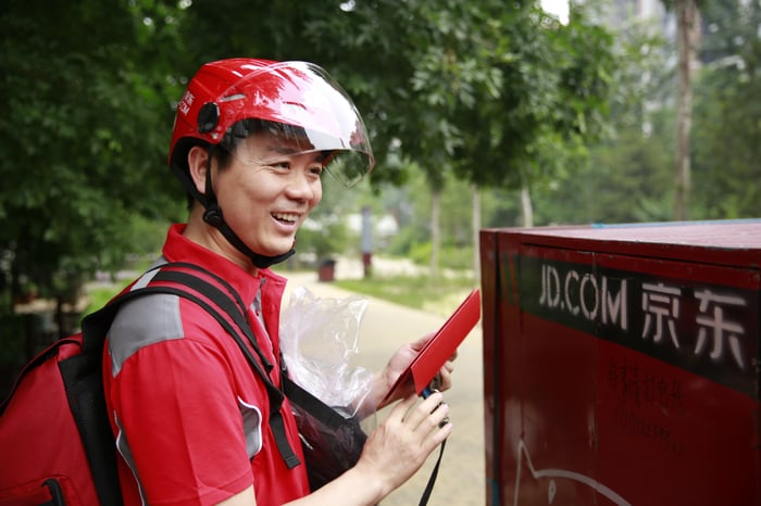 JD.com CEO Richard Liu delivers a package.