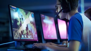 Um homem jogando um videogame online