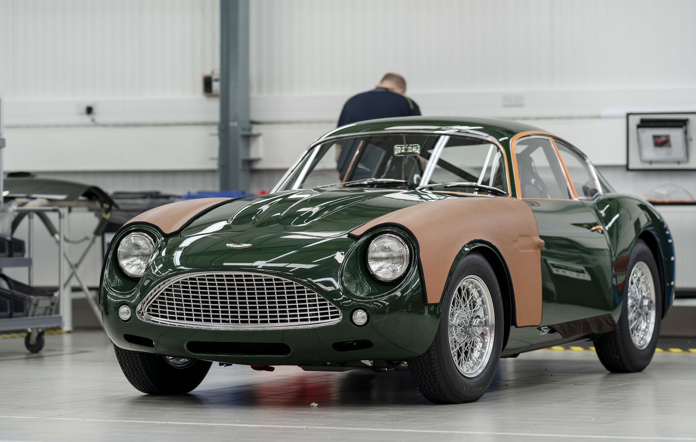 Handovers_begin_of_Aston_Martin_DB4_GT_Zagato_Continuation_models_–_photo_Max_Earey__42-jpg