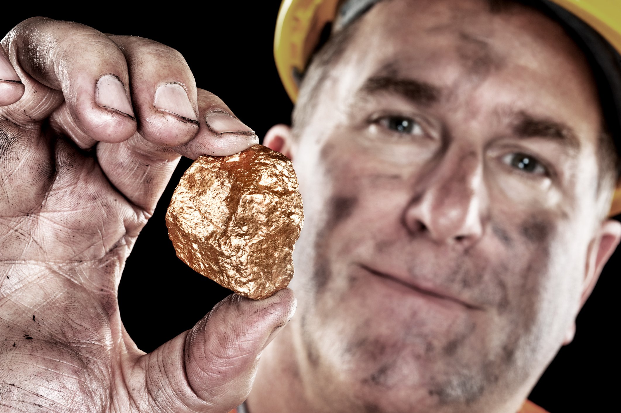17_06_20 A gold miner holding up a gold nugget _GettyImages-134059493