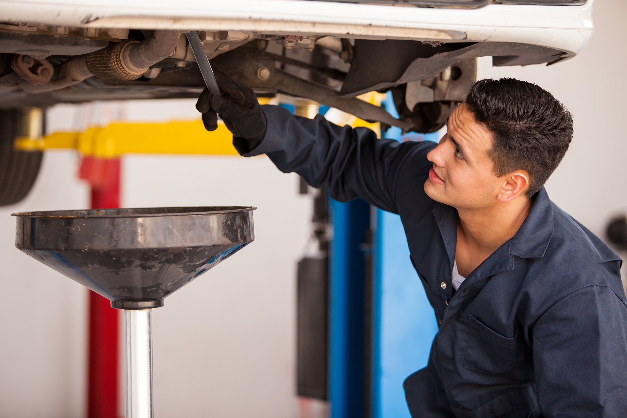 20_04_23 A man performing car maintenance _GettyImages-453646561
