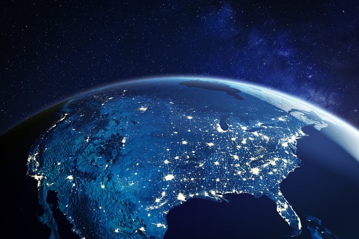 Photo of the U.S. at night from space, showing lit-up cities and roads