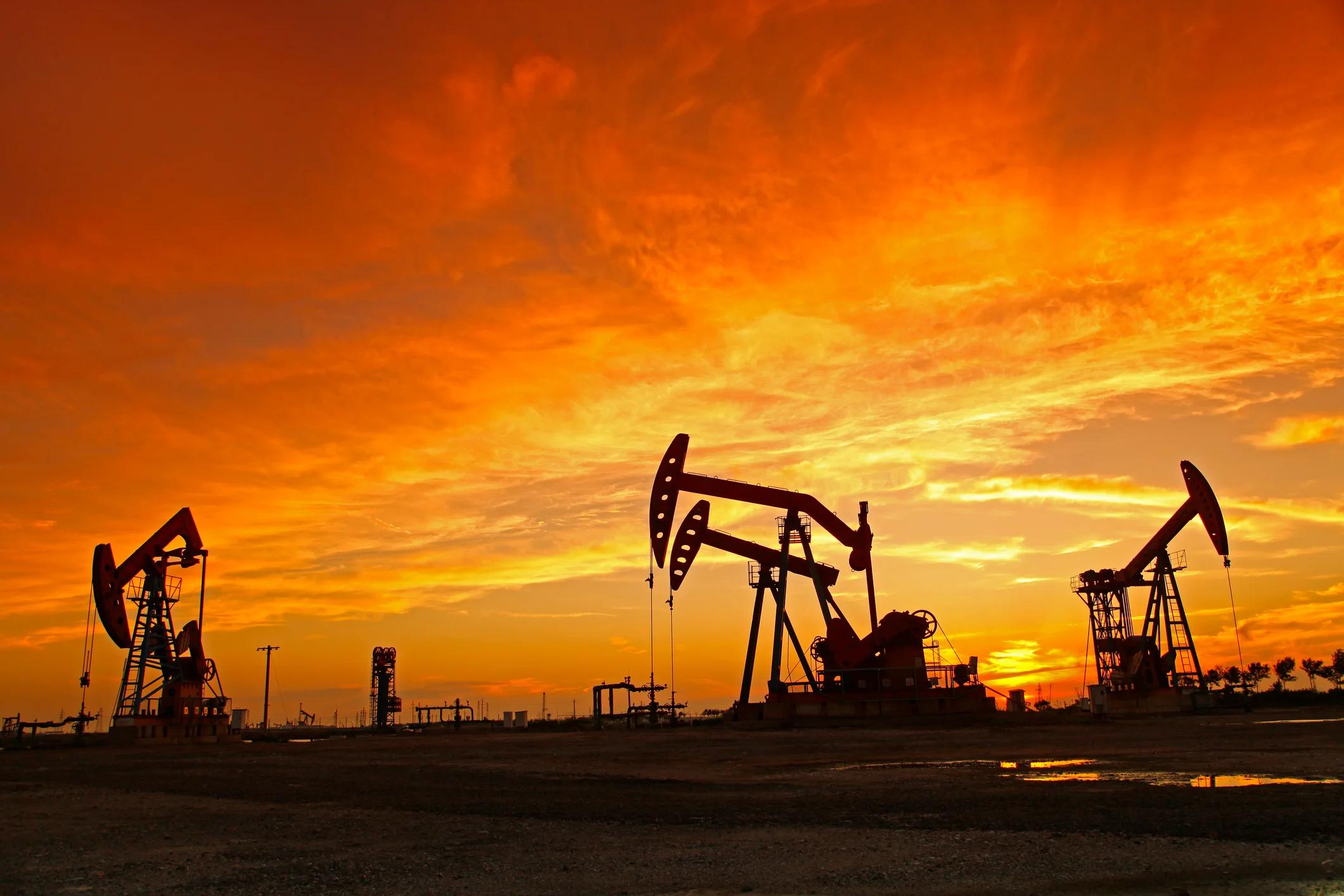 Oil getty oil-pumps-with-a-bright-orange-sky-above