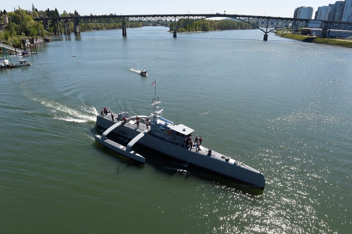 The autonomous U.S.S. Sea Hunter turns away from port.