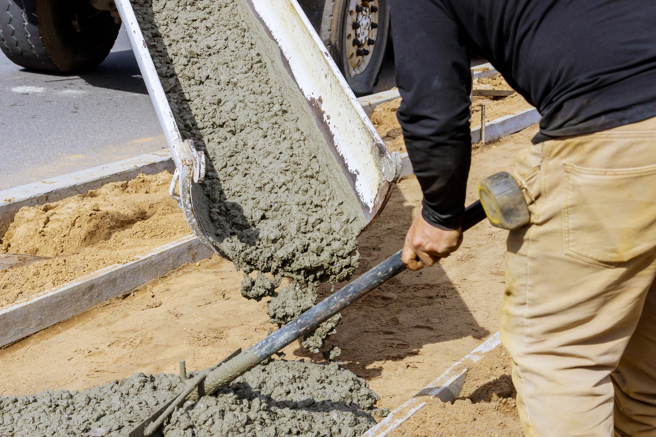 20_07_27 A Construction worker dispersing cement from a cement truck _GettyImages-1221027214