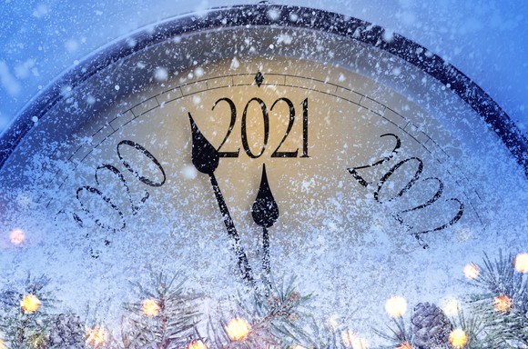 Clock with hand pointing to 2021.