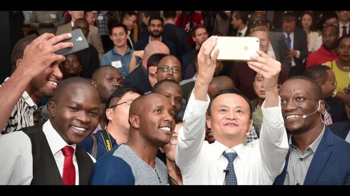 Jack Ma taking photos with African students 