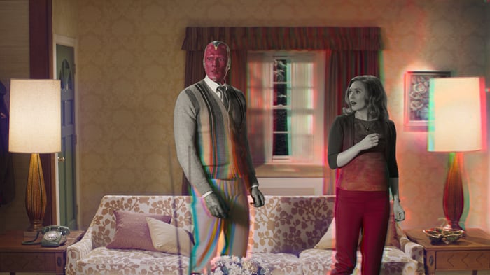 Paul Bettany is Vision and Elizabeth Olsen is Wanda Maximof in a scene from Marvel Studios' WandaVision. 