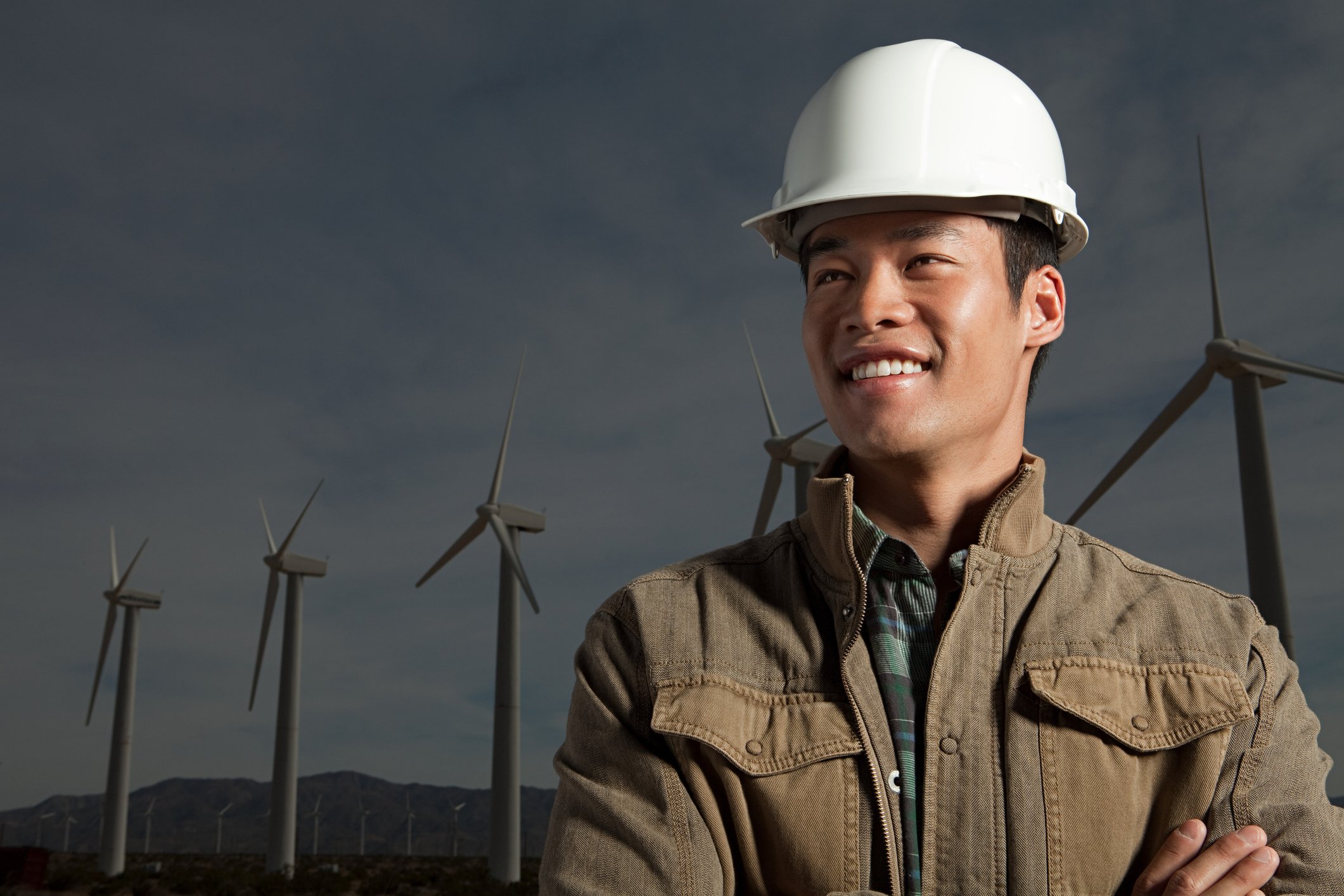 18_03_05 A man in front of wind turbines _ GettyImages-102285520