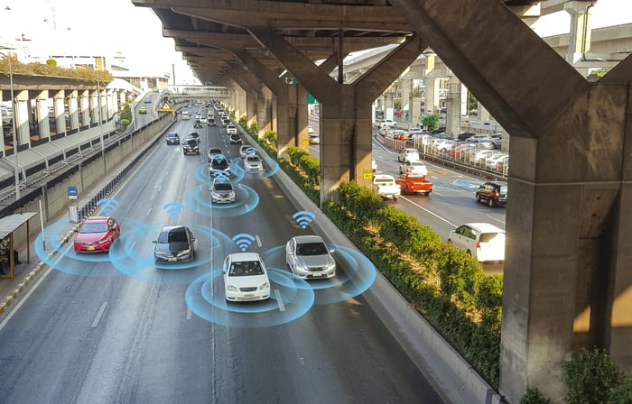 Illustration of vehicles on the road sensing the position of other vehicles. 