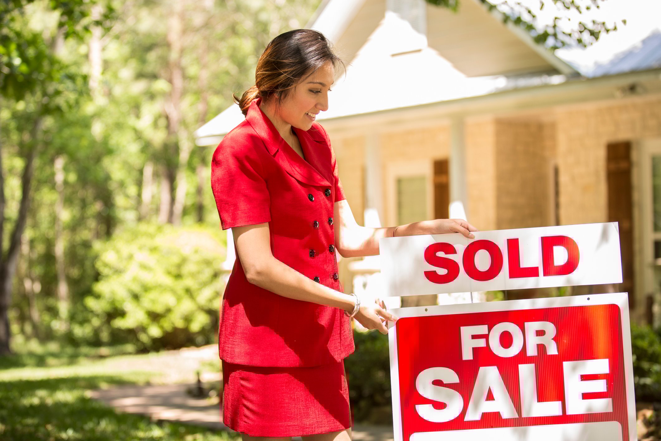 Real estate agent marking home sold_GettyImages-1126482919