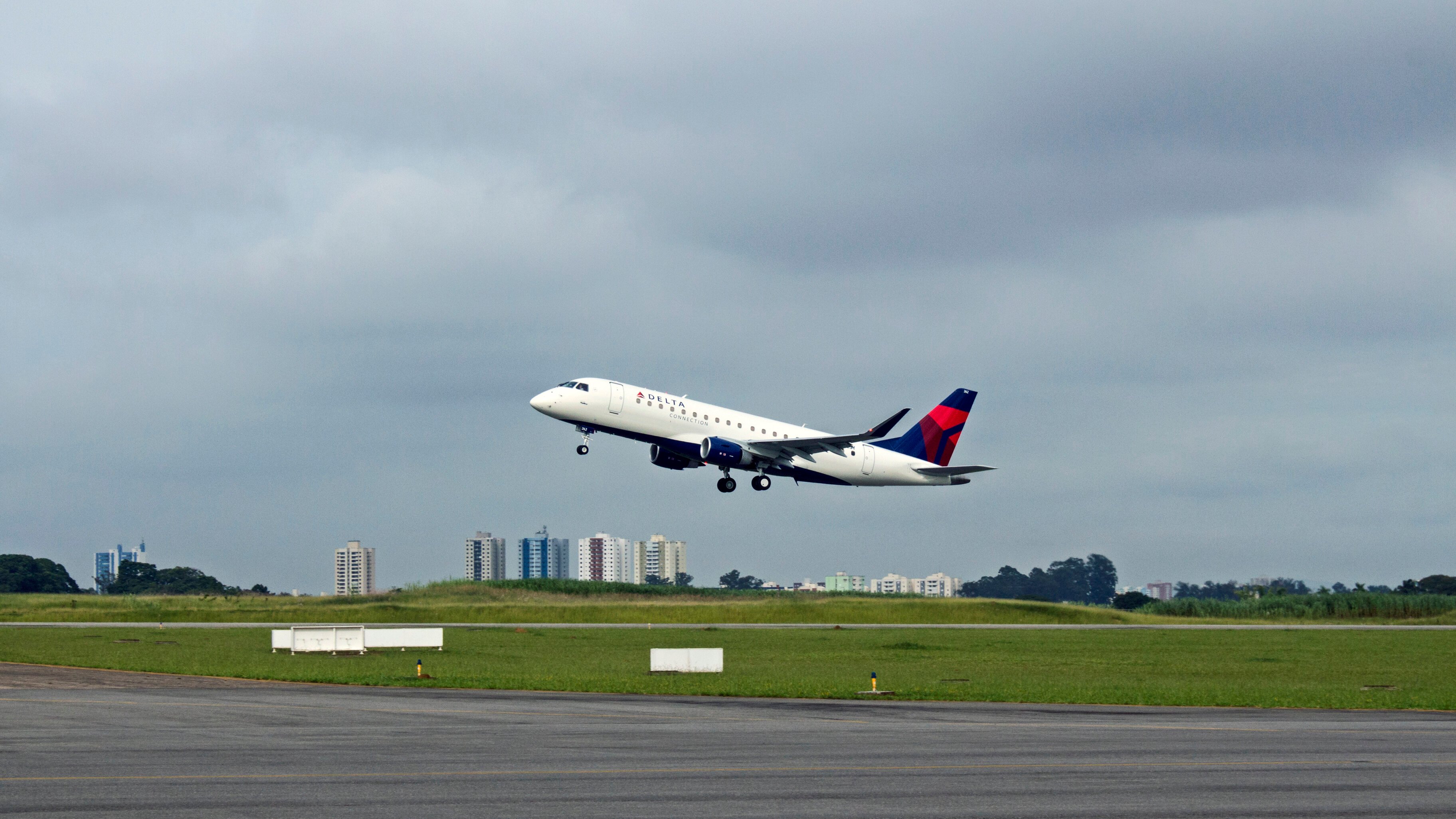Airline-SkyWest-Delta-Embraer E175 Regional Jet Landing-SKYW-DAL-ERJ