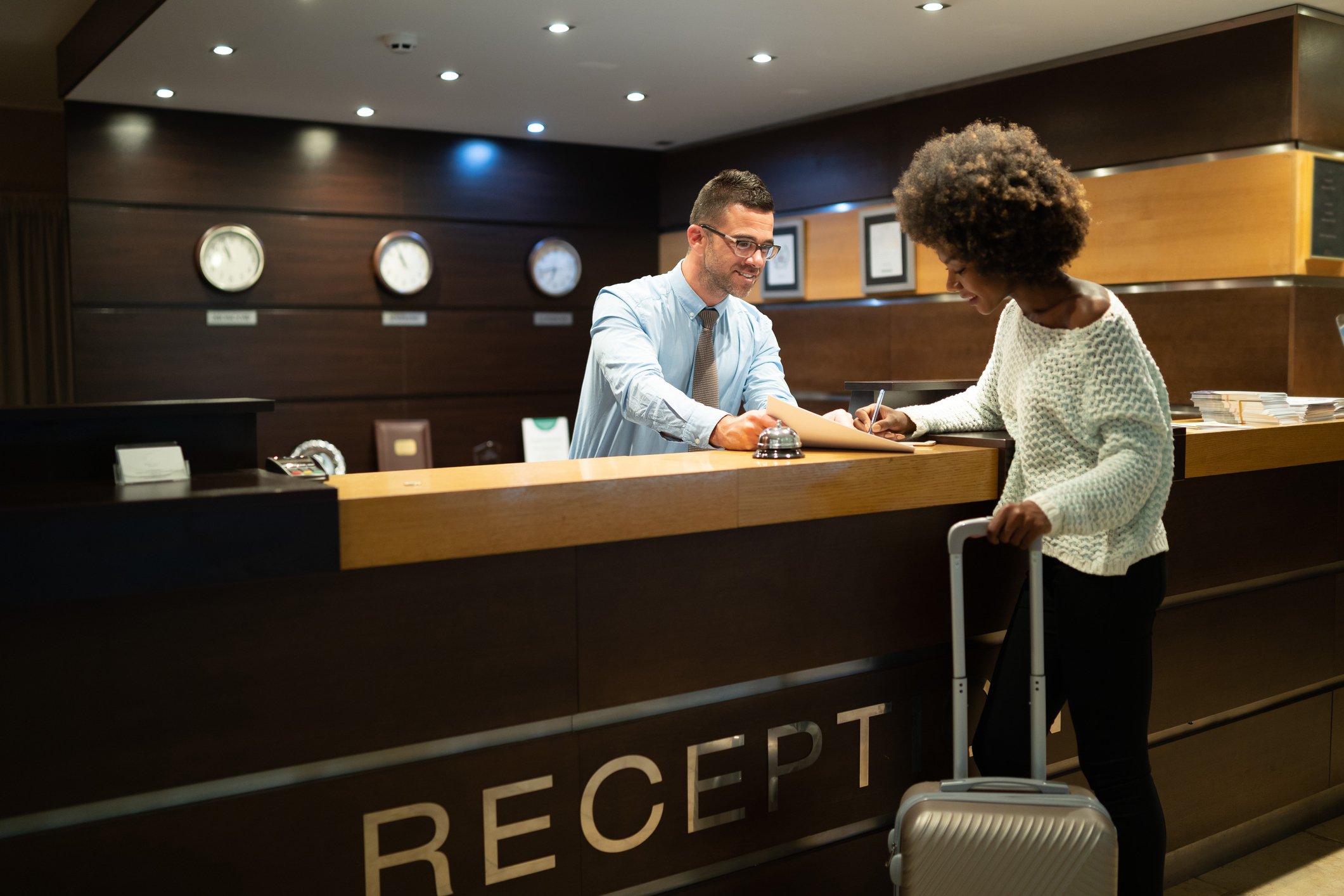 21_11_08 A person checking in to a hotel _GettyImages-1067309392