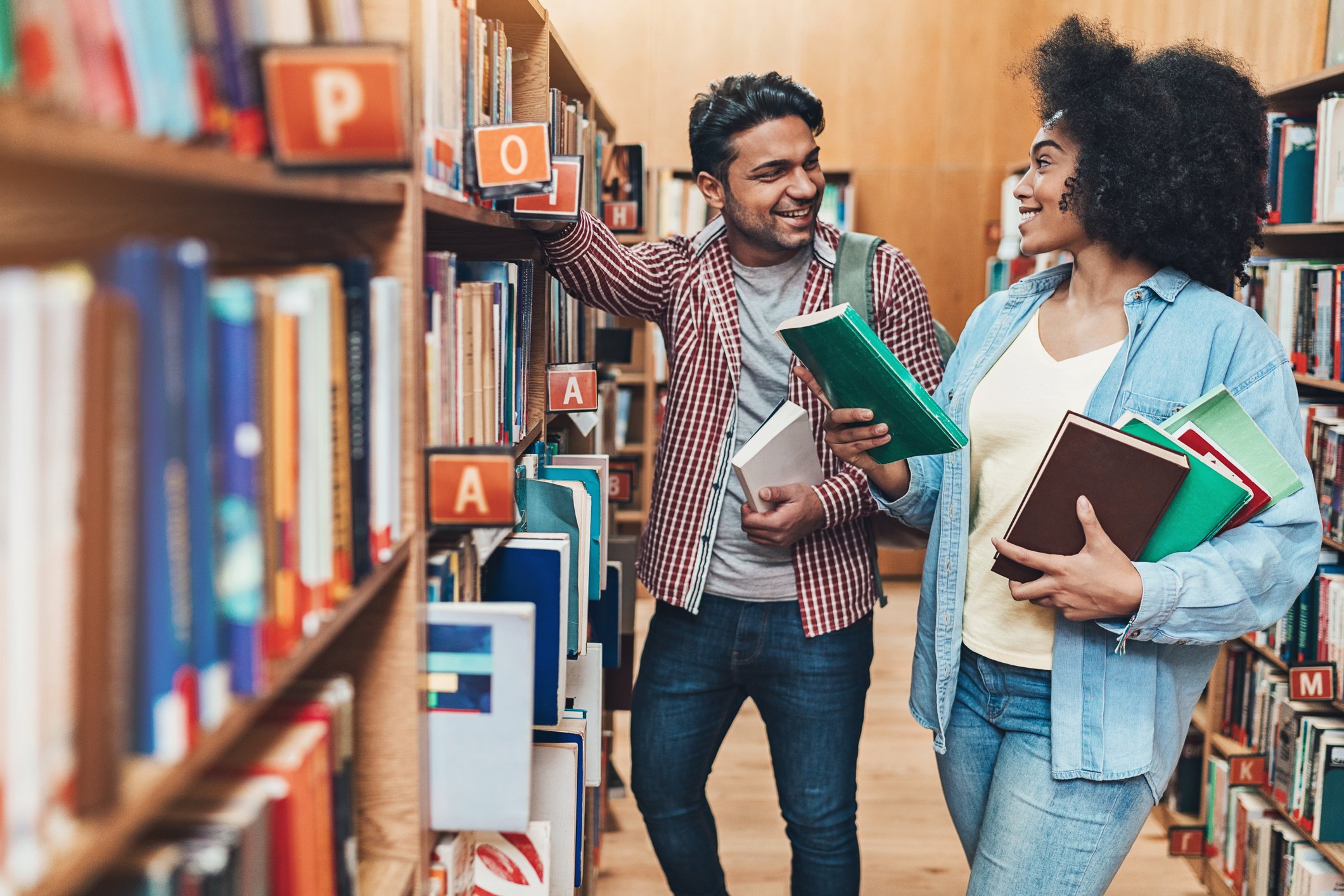 21_06_30 Two people in a bookstore _GettyImages-1097354086