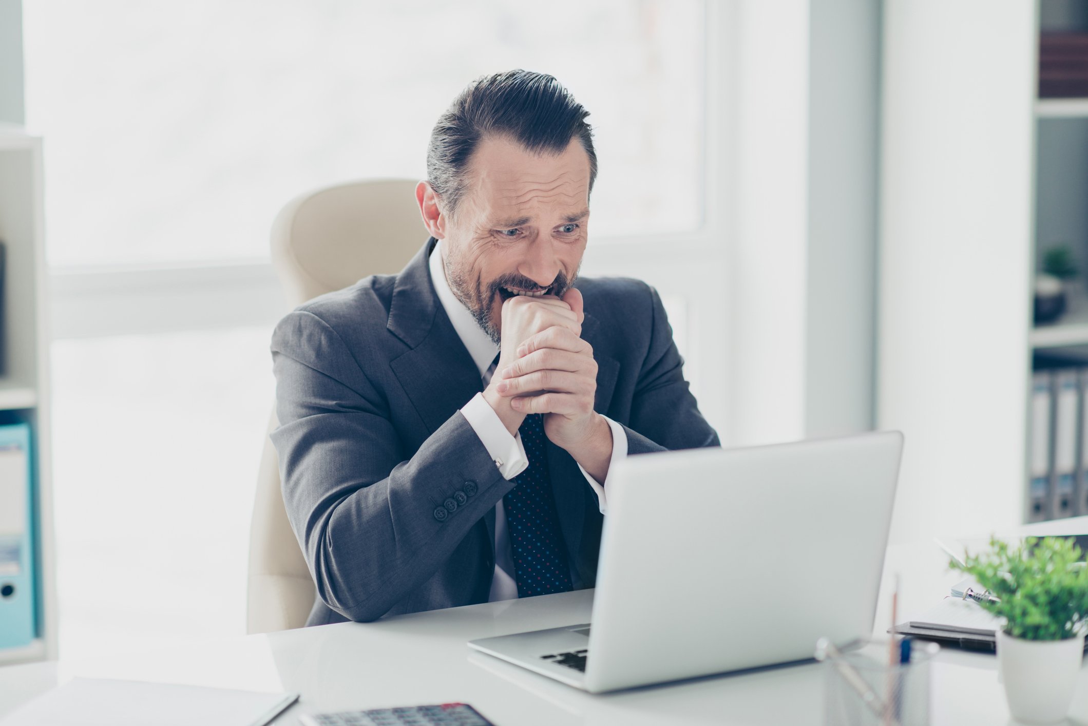 scared-investor-market-crash-correction-growth-stock-work-from-home